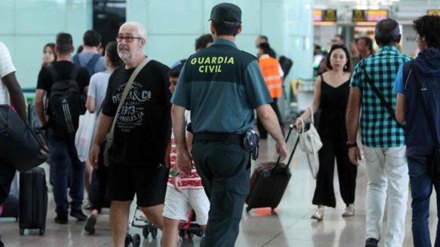 Un agent de la Guàrdia Civil a l&#039;aeroport del Prat de Llobregat