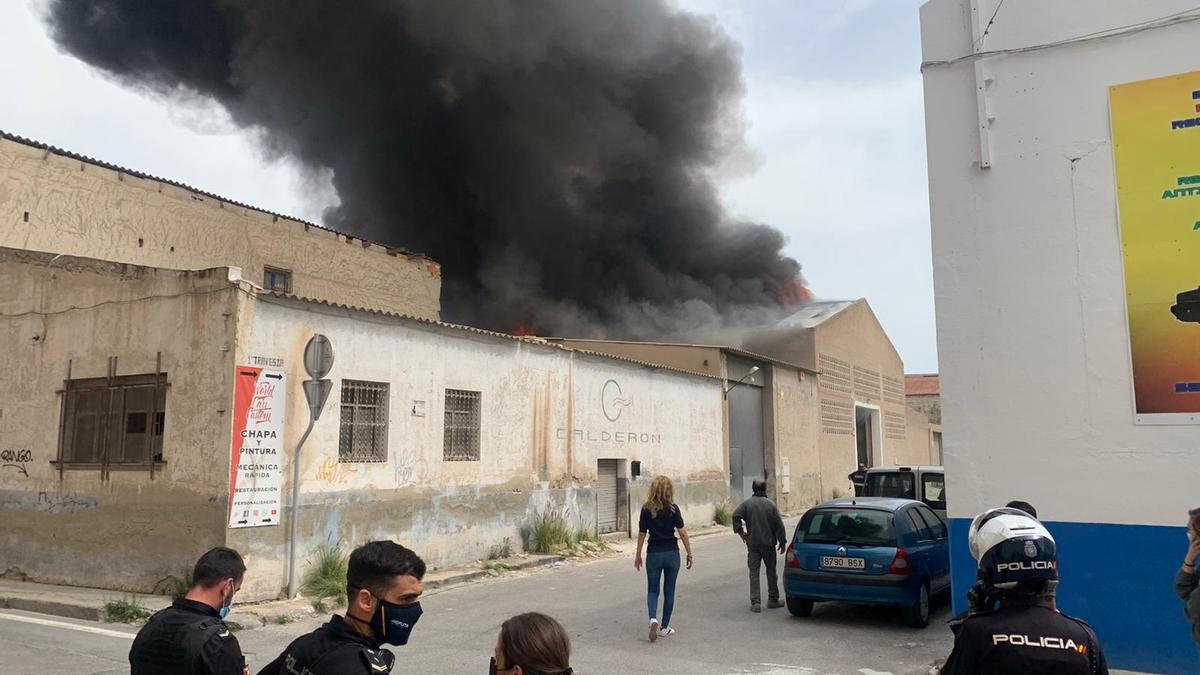 Así fue el incendio del almacén de Rabasa en Alicante