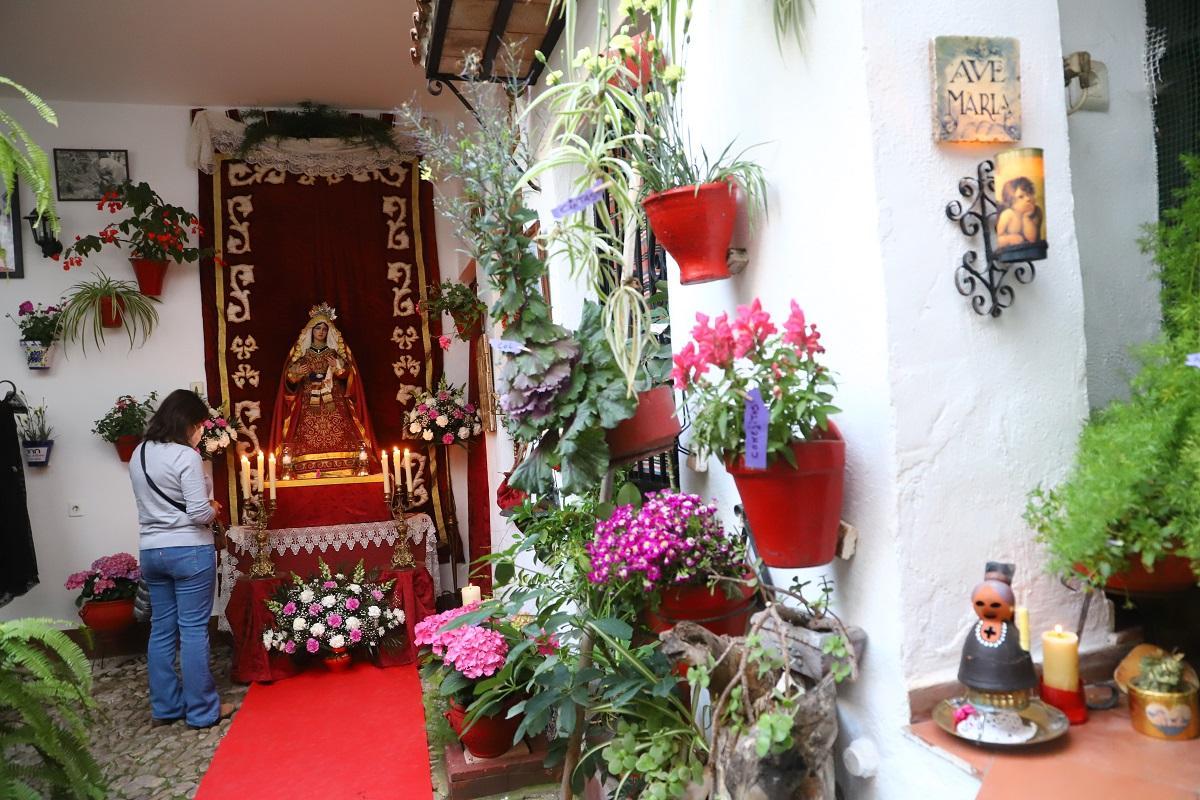 Altar en un patio cordobés durante la Semana Santa del año 2022.