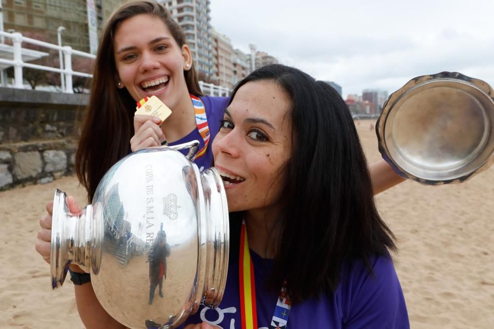 Jugadoras del Mavi balonmano celebran la Copa de la Reina en Gijón