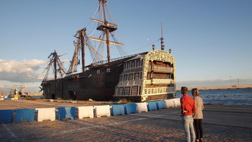 La réplica de la Santísima Trinidad, con dos de sus tres mástiles caídos, amarrada en el muelle 7 del Puerto de Alicante