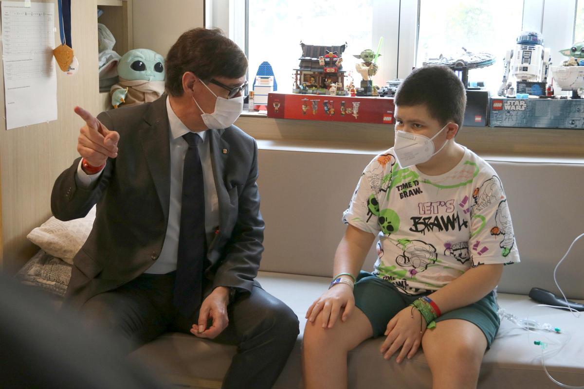 El president Illa charla con un paciente de la nueva área de oncohematología pediátrica de Vall dHebron.