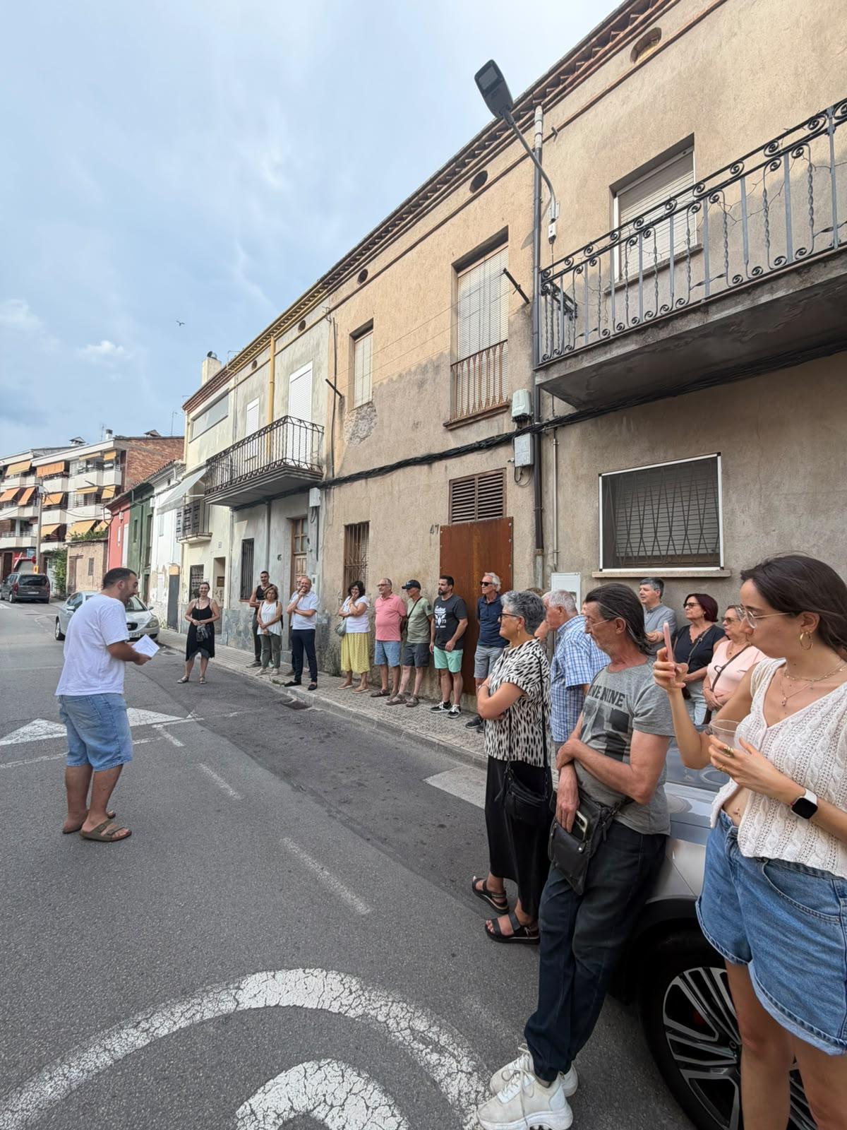 L'historiador Daniel Raya explicant als presents la història de l'edifici cooperatiu