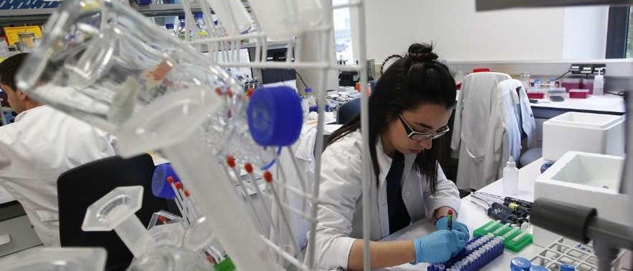 Científicos en uno de los laboratorios de la Fundación Biosanitaria (Finba).