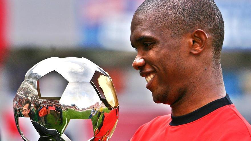 Etoo posa en Son Moix con el trofeo que le acreditó como el mejor de África en 2003.