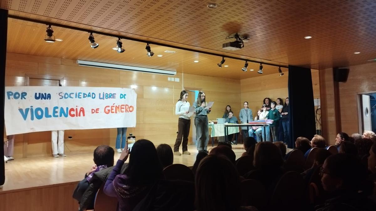 Alumnos del IES Infiesto participan en un acto del 25 N