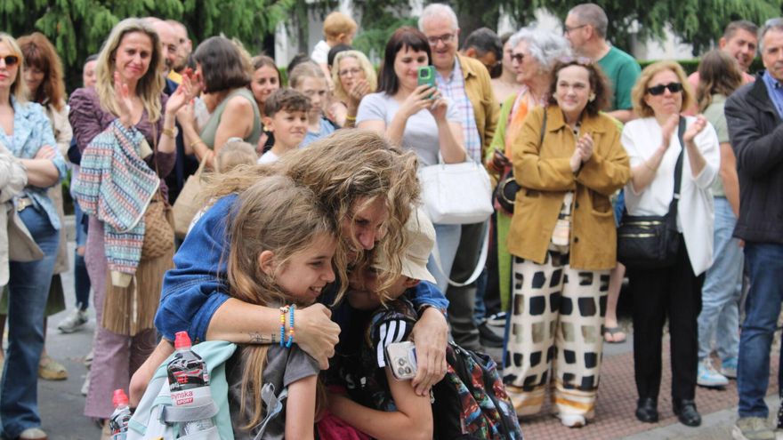 Sesenta niños ucranianos son recibidos en Asturias por sus familias de acogida, con las que pasarán dos meses para dejar a un lado los horrores de la guerra