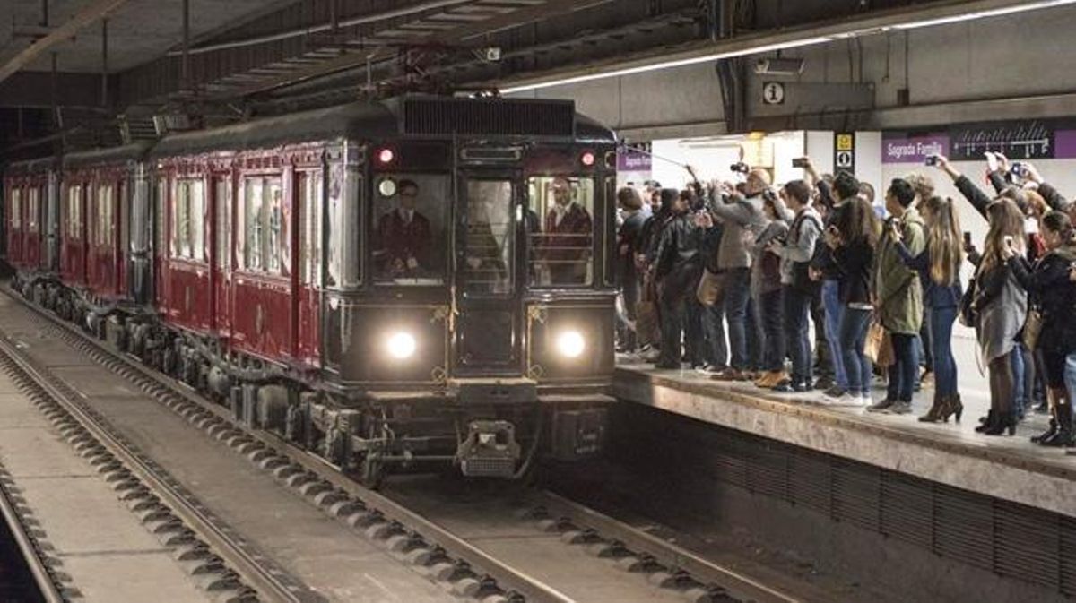 TMB rememora els 50 anys de l’arribada del metro a Horta amb un divertit recorregut nocturn amb un antic comboi restaurat.