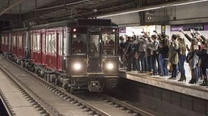 TMB rememora els 50 anys de l’arribada del metro a Horta amb un divertit recorregut nocturn amb un antic comboi restaurat.