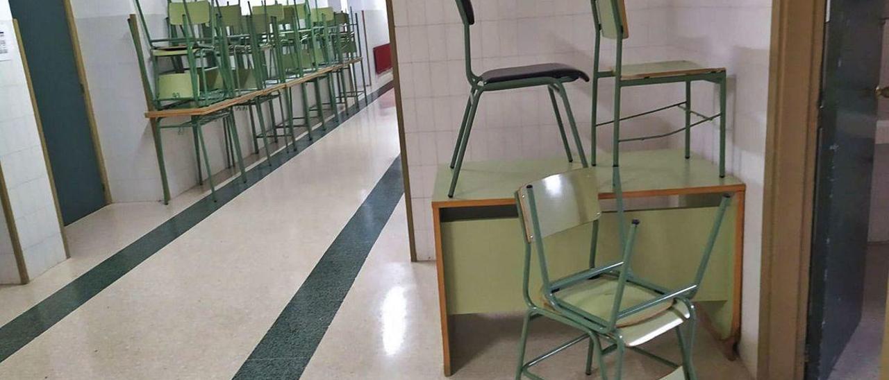 Pasillo de un instituto de la comarca estos últimos días con el mobiliario retirado de las aulas para ganar espacio en ellas.