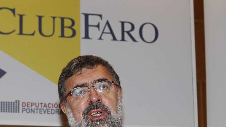 Xosé Ramón Pena, en una intervención en el Club Faro. // R.Grobas