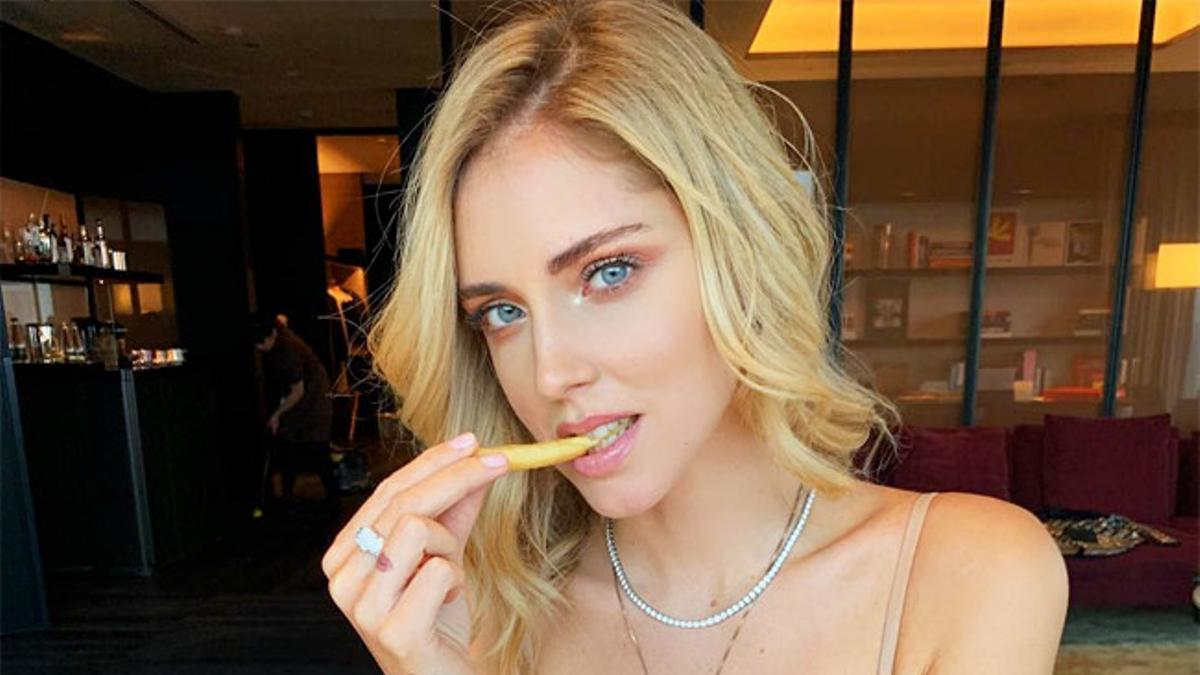 Chiara Ferragni comiendo patatas fritas y hamburguesa en sujetador