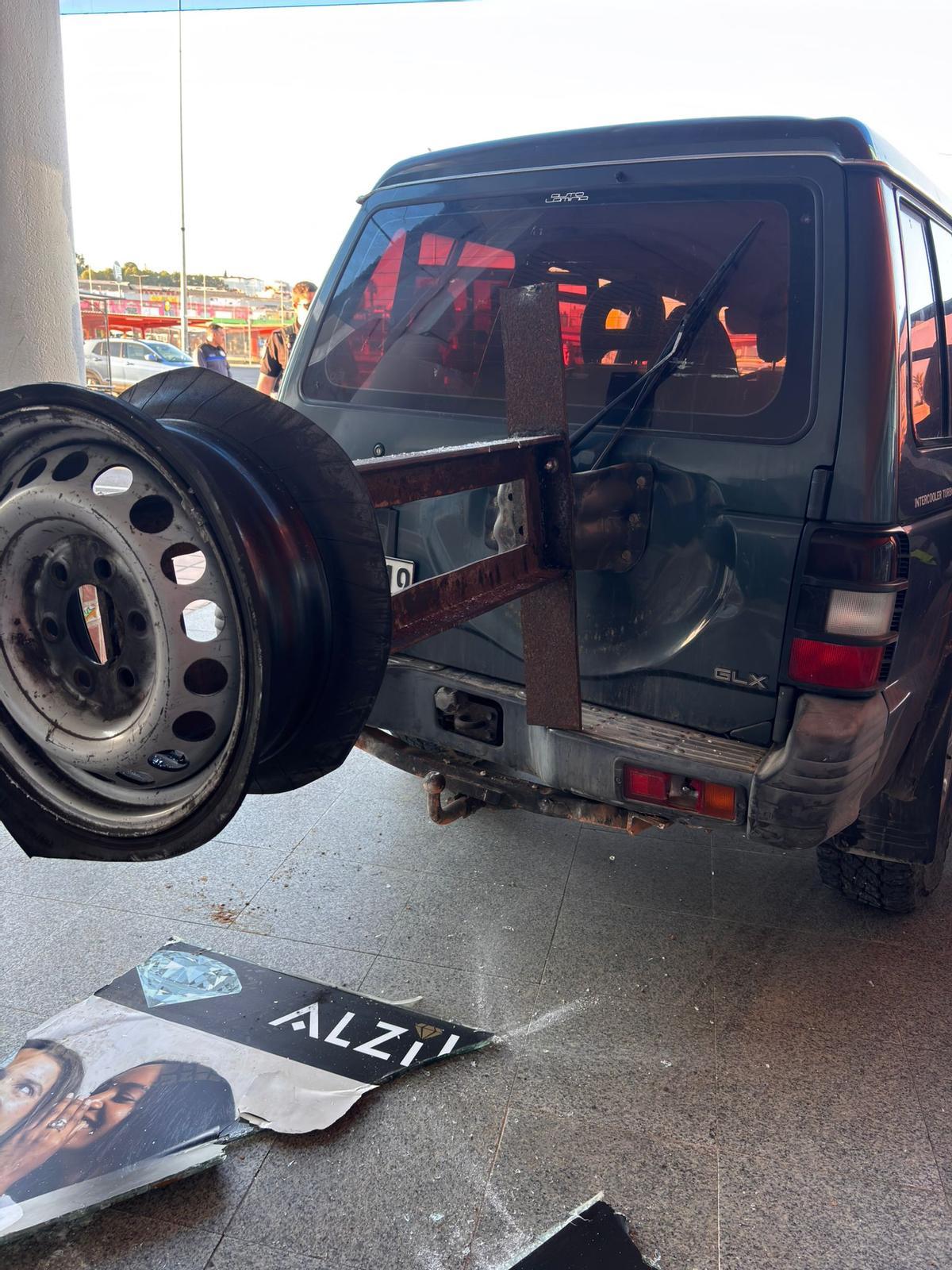 Vehículo modificado para perpetrar el alunizaje: con ariete con vigas soldadas y una llanta.