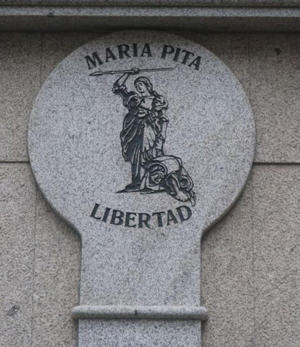 Dos adornos de María Pita en la calle Suevia. | // LA OPINIÓN