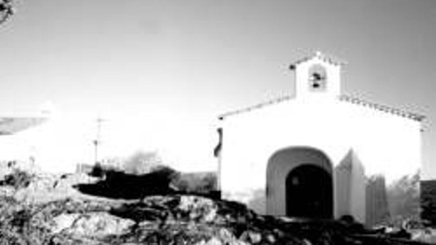 Aliseda mejora el entorno de la ermita de la Virgen del Campo