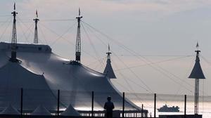 Quatre astes imponents i més de 550 estaques sostenen l’enorme carpa de ’Corteo’, de Cirque du Soleil.