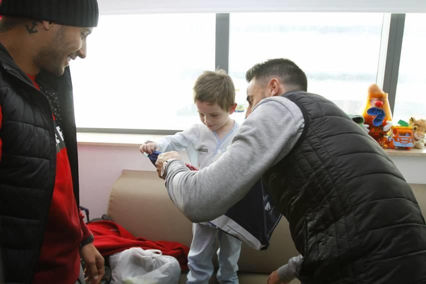 Los jugadores del Levante UD visitan el hospital