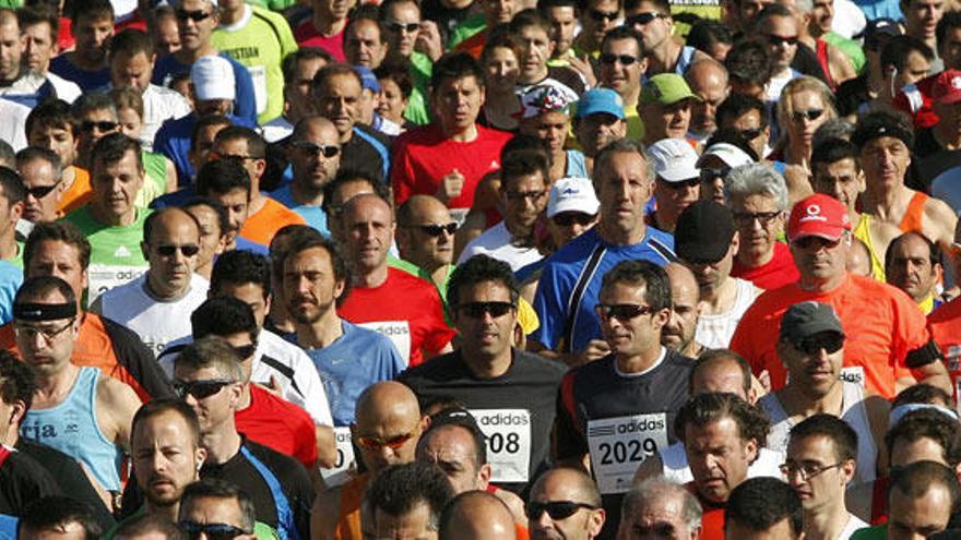 Cientos de corredores durante la Media Maratón.