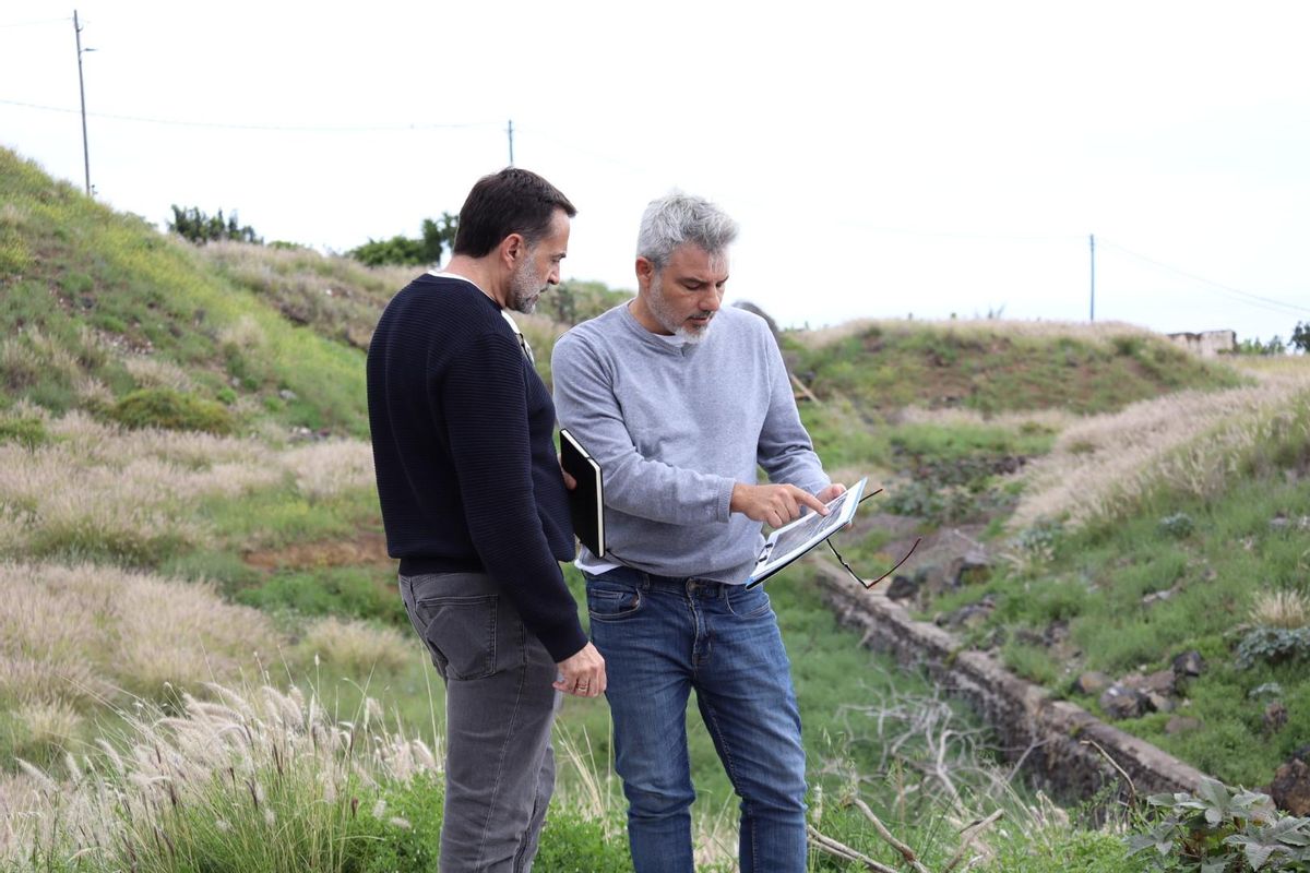 David Hernández (derecha), concejal de urbanismo de Puerto de la Cruz, en el solar donde se construirá el parque.