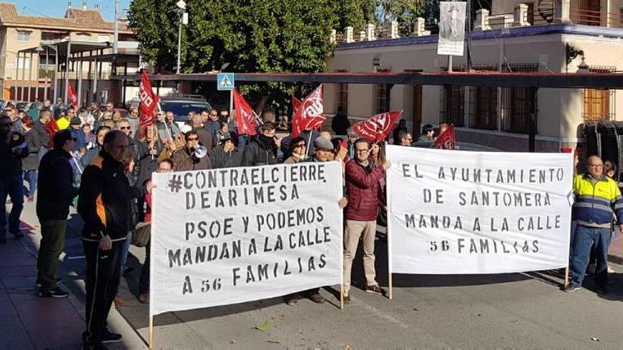 Los trabajadores de Arimesa se manifestaron ayer por la mañana en las calles de Santomera.