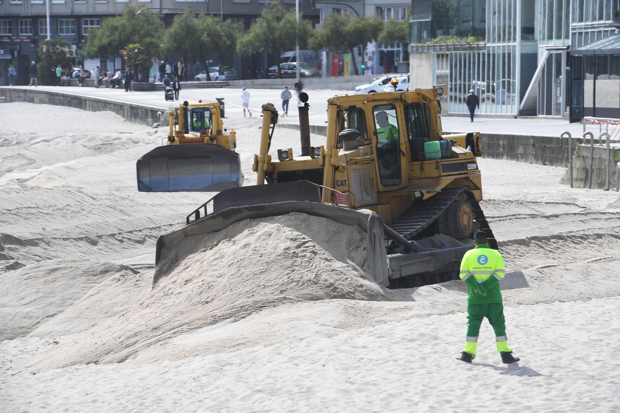 Comienza la retirada de la duna invernal de la playa de Riazor, en A Coruña, para prepararla para el verano