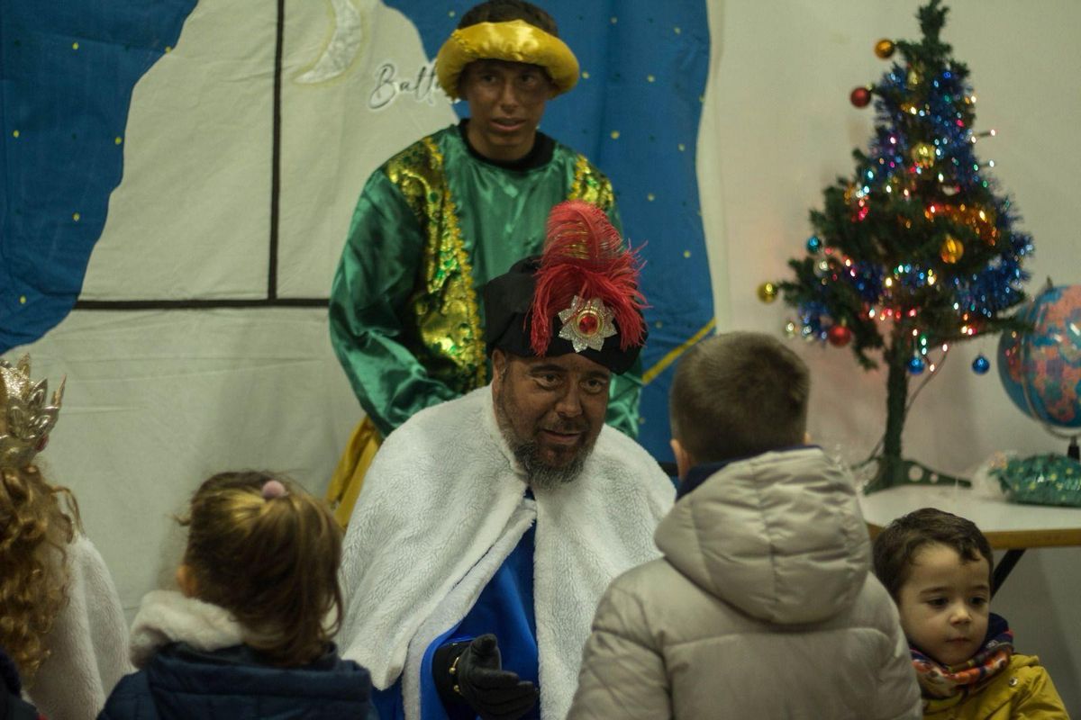 Magia, regalos y chocolate con churros: los Reyes Magos visitan el barrio de Pinilla