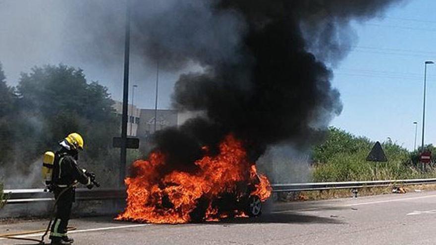 El coche ardiendo en la carretera de Atios. // FdV