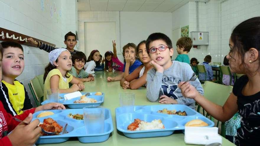 Alumnos del CEIP Domaio en el comedor del centro durante el último curso.