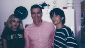 El presidente del Gobierno, Pedro Sánchez, junto a los presentadores del podcast La pija y la quinqui.