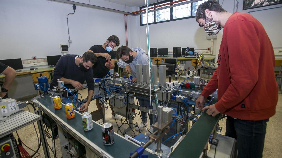 Taller de Robótica, ayer por la tarde, en el Instituto Cavanilles de Alicante.