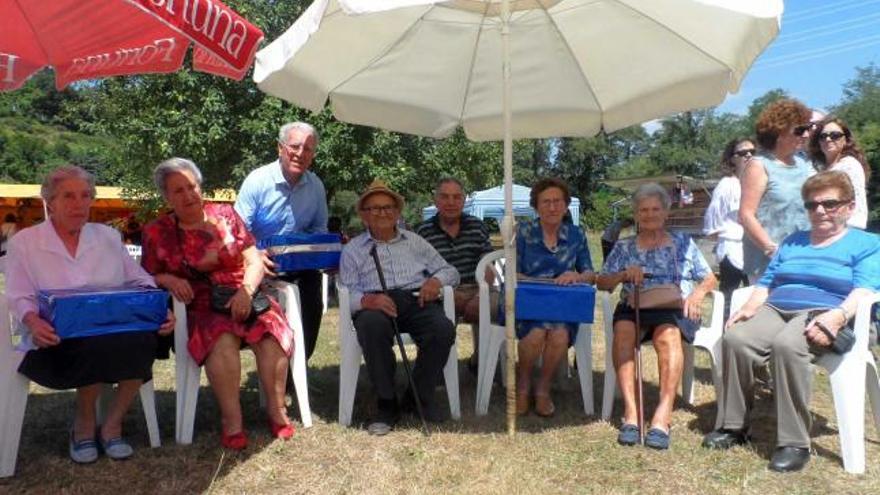 Por la izquierda, Marina Huerta, Azucena González, Juan Quintín, Primitivo García, Carlos López, Josefa González, Luisa Huerta y Araceli Castañón, ayer, en el homenaje.