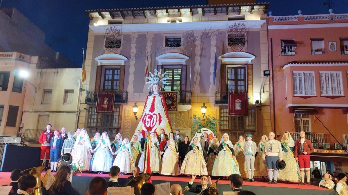 El recorrido finalizó en el altar con la imagen de la Virgen, ubicado entre el ayuntamiento y la iglesia de San Bartolomé.