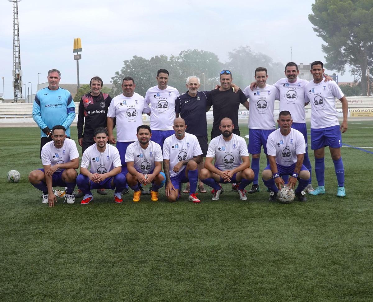 La UDE arranca la nueva competición con un ajustado triunfo sobre el Huracán-Burriana Cambio de registro para el equipo de veteranos del Vall de Uxó, que empezó la Copa con un ajustado triunfo por 2-1. En la imagen, de pie: José Borrás, David Franch, Paco Félix, Hamid Chazll, José Manuel Esteve, Miguel Escolar, Pablo Pastor, Antonio Martínez y Álvaro Fúnez. Y agachados: Abdelaker Mehidi, Emerson Núñez, Fabián Carero, Christian Chávez, Gabriel Muñoz y Óscar Ochoa.