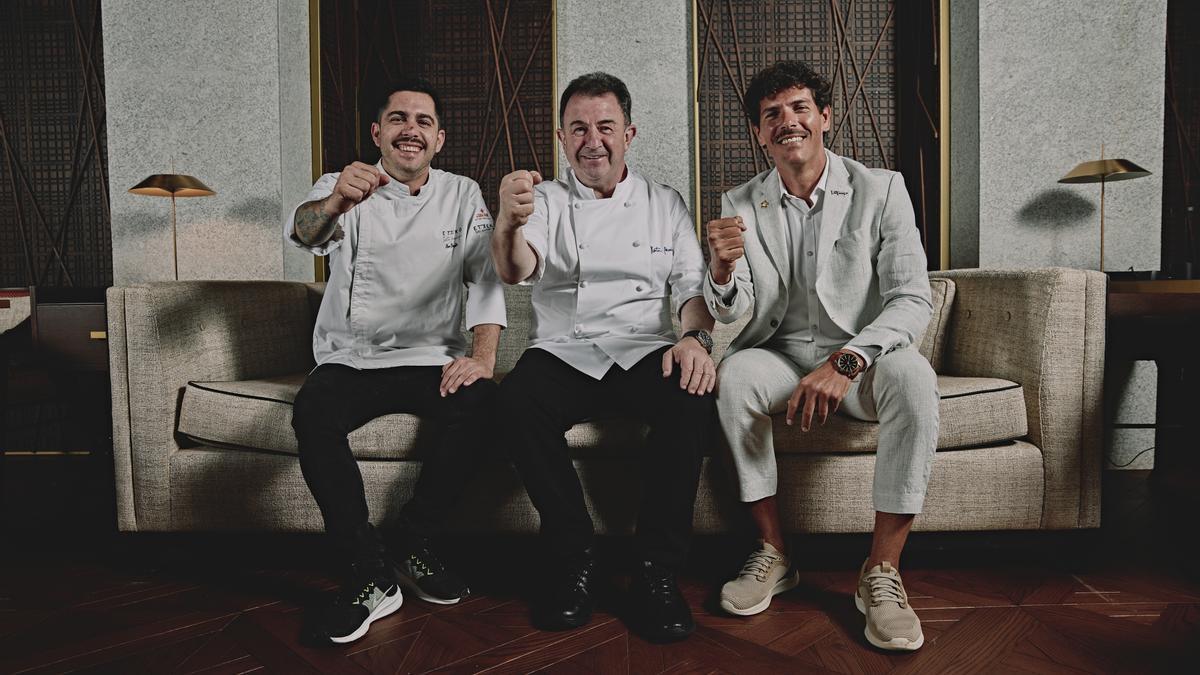 Paco Budia (izquierda) aprendió en las cocinas de Martín Berasategui y hoy capitanea Etxeko Ibiza..