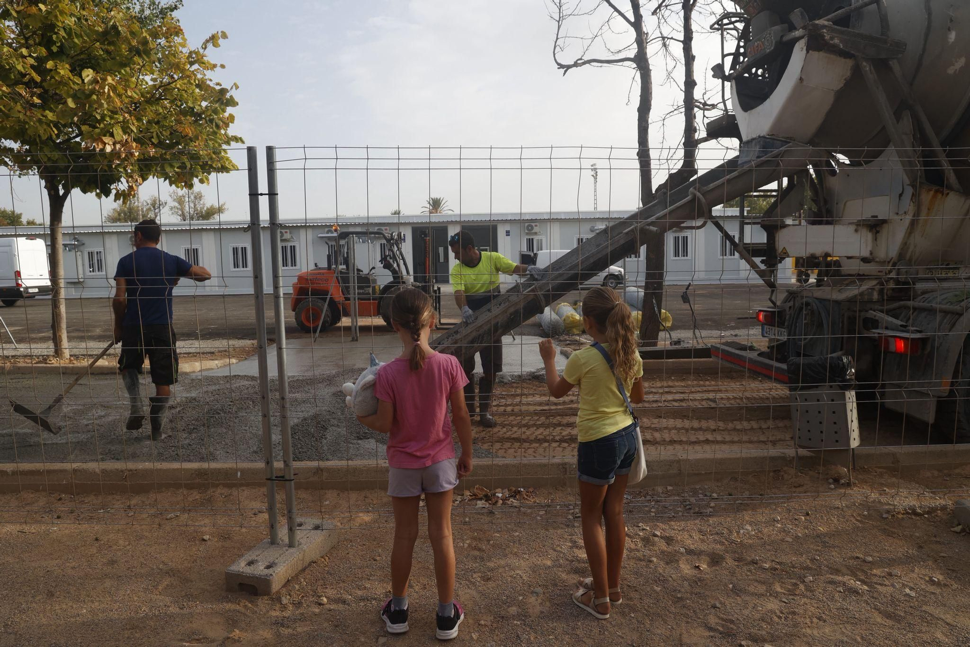Vuelta al colegio en Massanassa con protestas de las AMPA y operarios aún trabajando