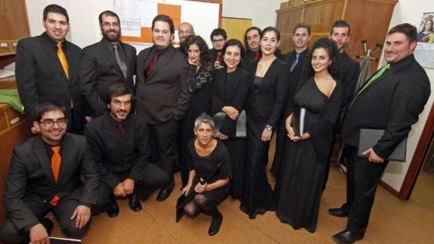 Los integrantes del coro Vox Stellae, antes de su concierto de ayer en María Auxiliadora.  // Jorge Santomé