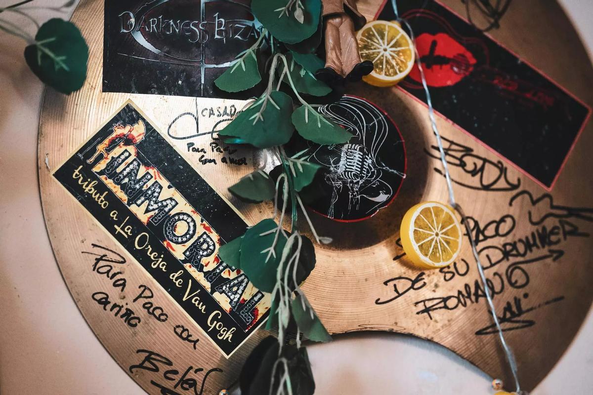 Recuerdos, firmas y referencias musicales forman parte de una decoración que cuenta los 14 años de historia del Maruja Limón