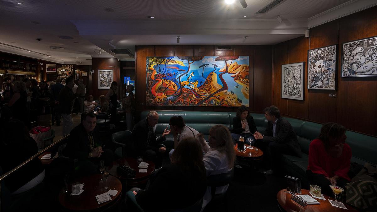 La coctelería Dry Martini de Javier de las Muelas expone la obra más reciente de Javier Mariscal.