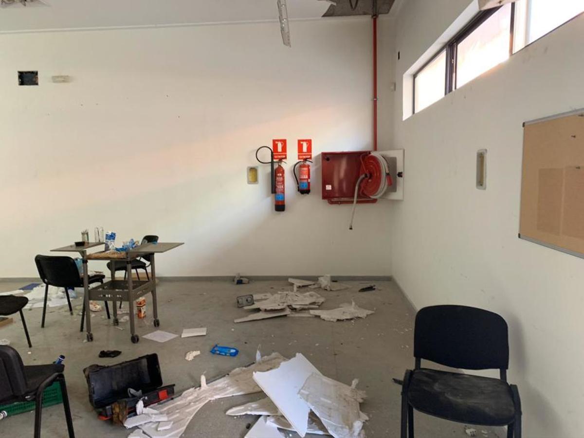 Asaltantes han saqueado la instalación eléctrica del edificio, que también acumula desperfectos por los años de abandono