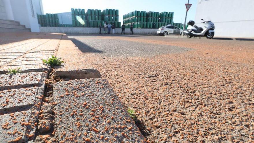 Villafranco amanece teñida de rojo por un escape de tomate en polvo de la fábrica de Agraz