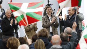 SAN SEBASTIÁN (PAÍS VASCO), 17/04/2024.- El candidato a lehendakari, Imanol Pradales (c), junto al actual presidente vasco, Iñigo Urkullu (i), y al líder del PNV, Andoni Ortuzar (d), durante su participación este miércoles en un acto electoral de la formación jeltzale en San Sebastián (País Vasco). EFE/Juan Herrero / ELECCIONES PAIS VASCO