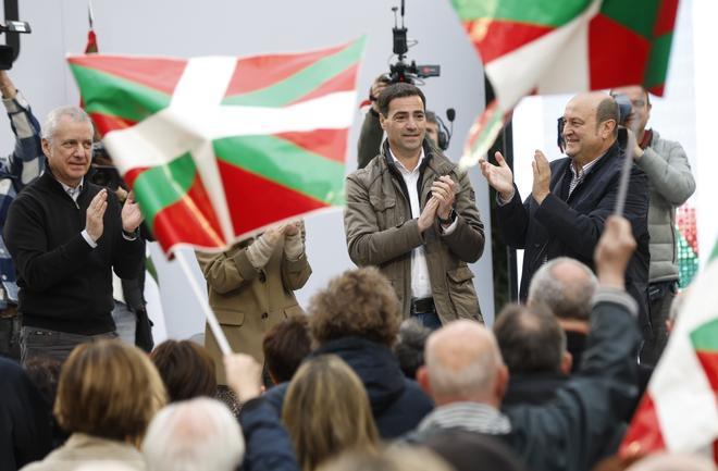 SAN SEBASTIÁN (PAÍS VASCO), 17/04/2024.- El candidato a lehendakari, Imanol Pradales (c), junto al actual presidente vasco, Iñigo Urkullu (i), y al líder del PNV, Andoni Ortuzar (d), durante su participación este miércoles en un acto electoral de la formación jeltzale en San Sebastián (País Vasco). EFE/Juan Herrero