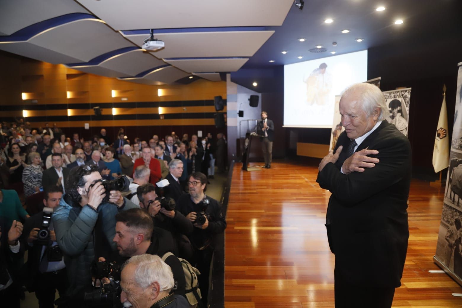 El esperado abrazo del califa y su hijo