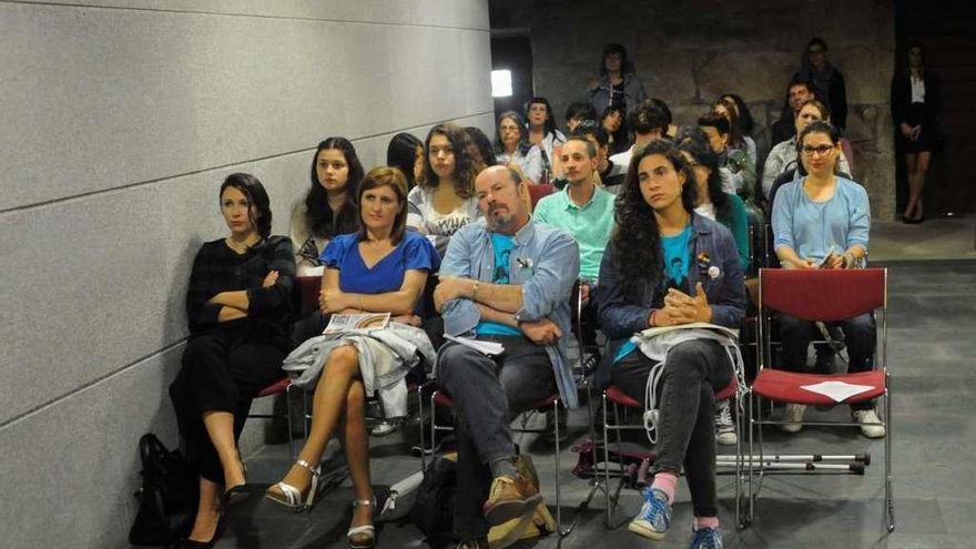 Arriba, la alcaldesa (2ª izqda). A la derecha, videoconferencia de Enrique Torre. // I.Abella