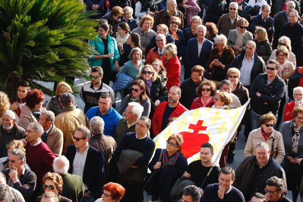 Los cofrades se manifiestan por la Semana Santa tradicional