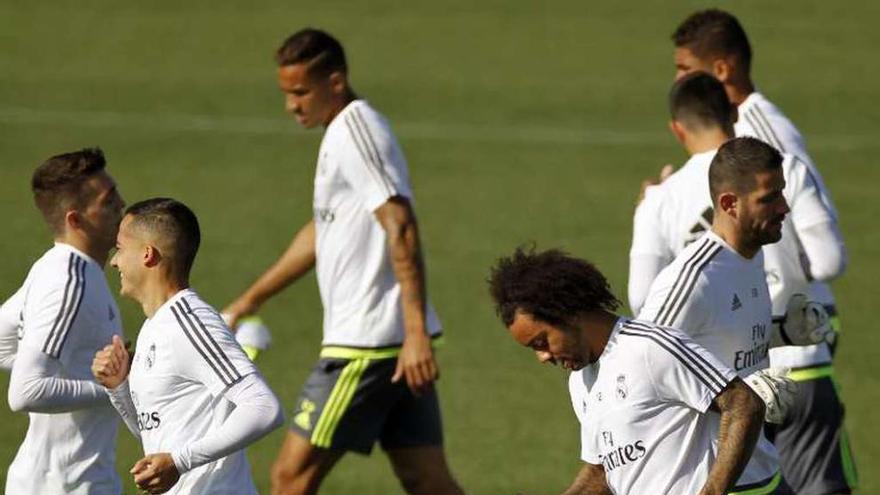 Los jugadores del Real Madrid, ayer en Valdebebas. // V. Lerena