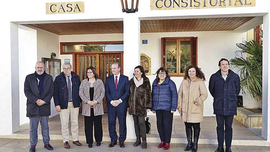 Armengol (c) junto a los representantes de los consells insulars, ayer en Formentera.
