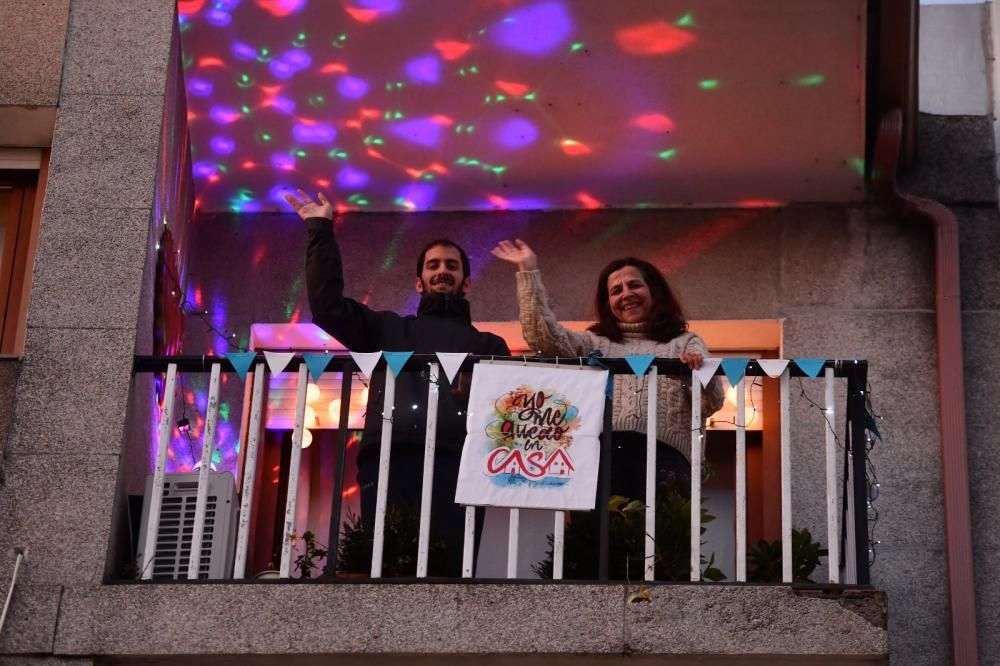 Vecinos unidos en la cuarentena por los aplausos en los balcones