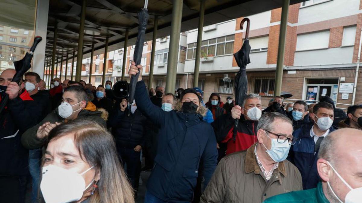 4 de enero. Los trabajadores de Alu Ibérica llevan su protesta a Castrillón, donde Barbón inauguraba una biblioteca. | Mara Villamuza 