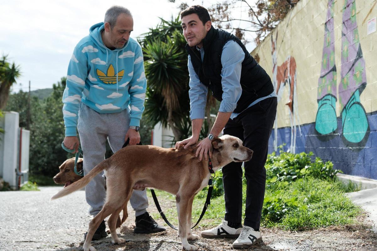 Mariano Meilán y el concejal de Bienestar Animal, Manuel Jiménez, junto a Rex y Estrella en Sa Coma